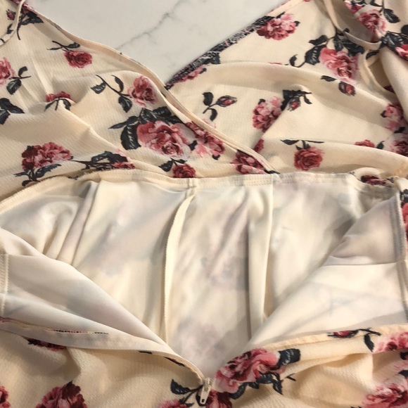 New without tags Francesca’s floral romper - large - Picture 9 of 10